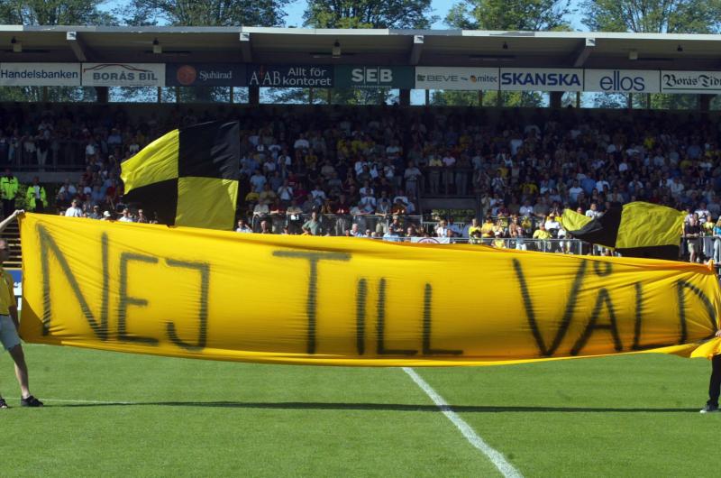 Banderoll på fotbollsplan med texten "Nej till våld"
