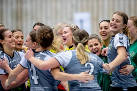 Unga tjejer i sportkläder glada i grupp