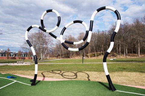 Slingrande skulptur i färgerna svart och vitt