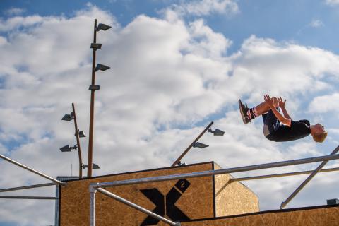 En ung kille som utövar parkour