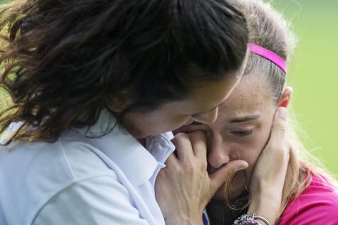 Ungdomsidrottare tröstas