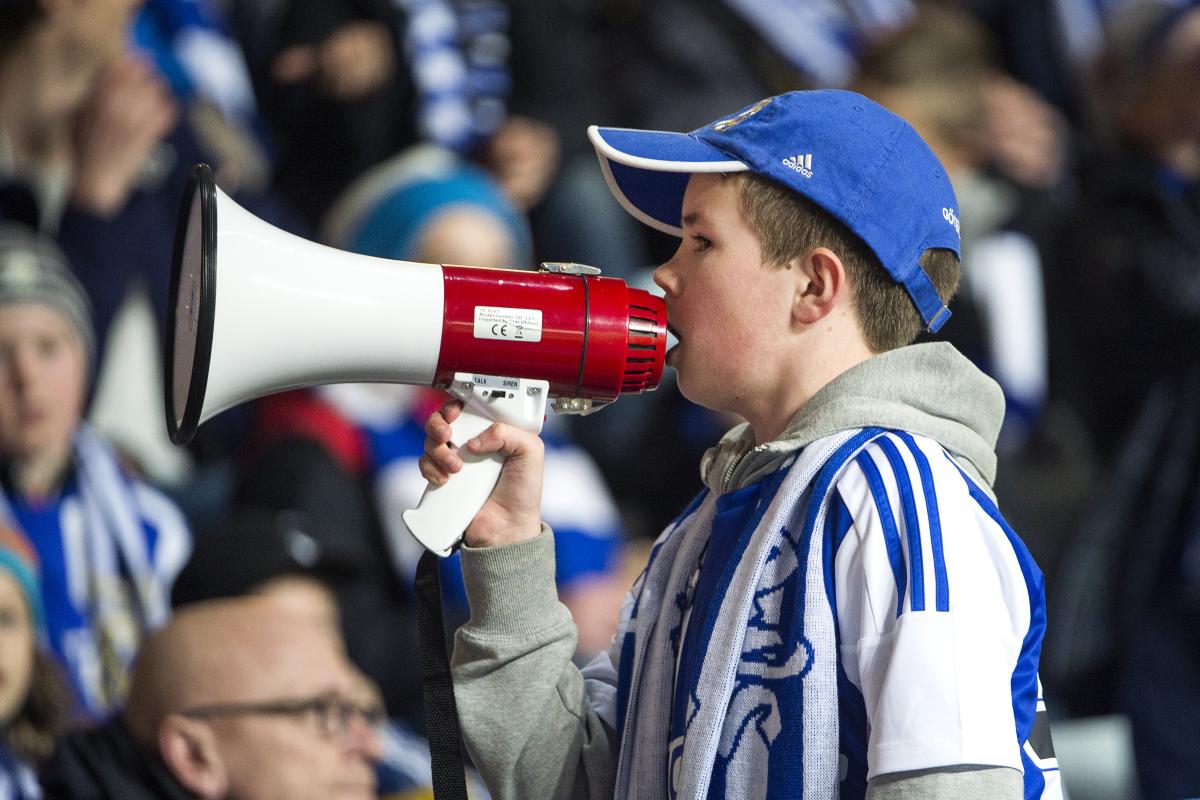 En man med megafon på fotbollsmatch