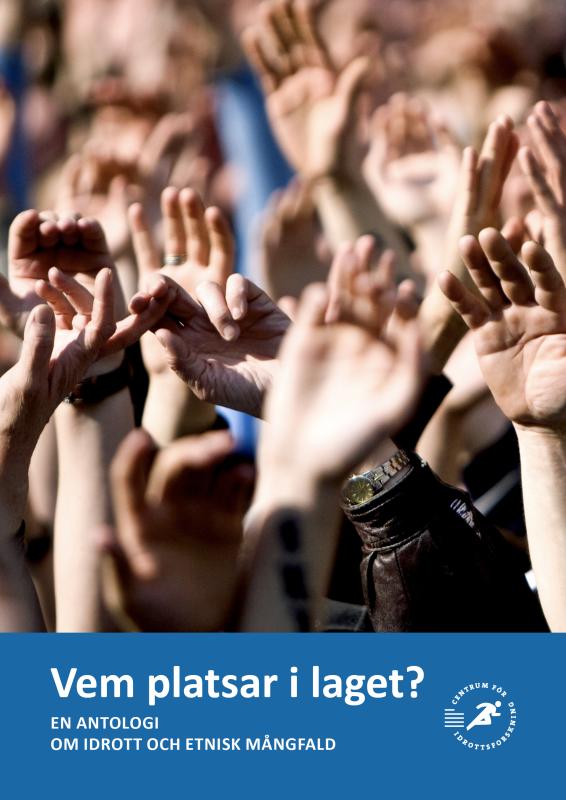 Publik med händer upp i luften. Med texten Vem platsar i laget?