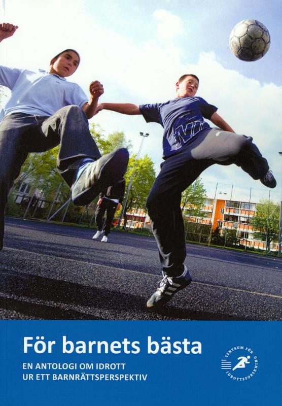 Två killar spelar fotboll på en asfaltsplan. Med texten för barnets bästa.