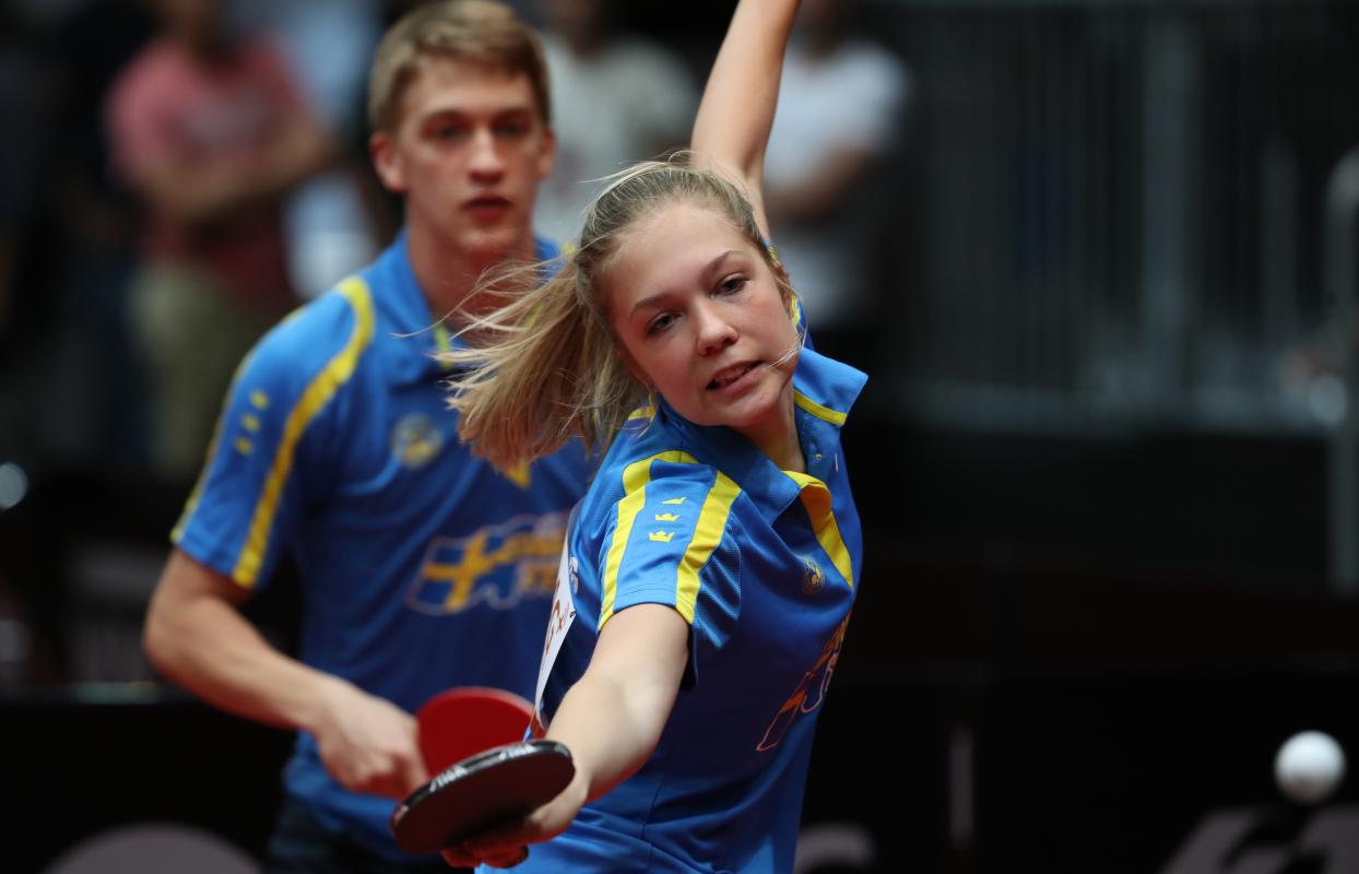 Mixed pingislag som spelar match