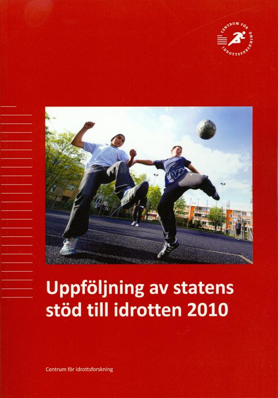 Två fotbollsspelande killar på en asfaltsplan. Med texten Uppföljning av statens stöd till idrotten 2010