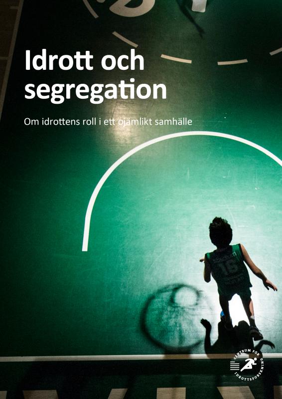 Omslag till rapporten Idrott och segregation. Pojke på en skumt belyst basketplan.